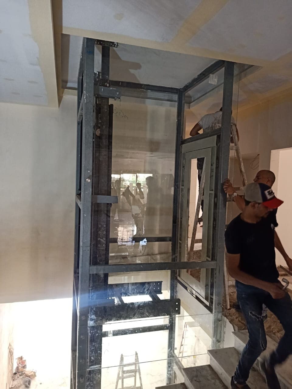 مدخل المصعد وتشطيب الرخام للأبواب